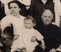 Anna Rodgers (right) with daughter Nell and granddaughter Kathryn, 1915